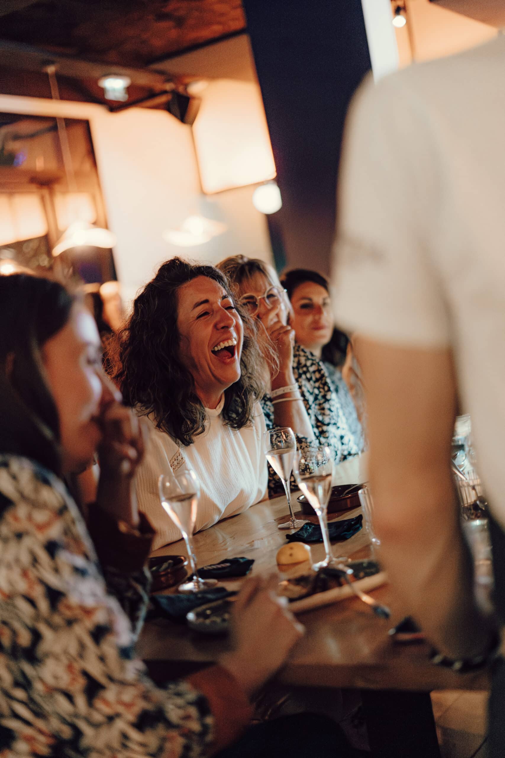 En somme, l'afterwork est bien plus qu’un simple verre après le travail. Il incarne une tendance qui mêle bien-être, socialisation et opportunités professionnelles. Alors, pourquoi ne pas profiter de cette dynamique pour organiser ou participer à un afterwork ? Qu’il soit classique ou original, cet instant de convivialité est une belle façon de terminer la journée tout en nouant des liens durables.