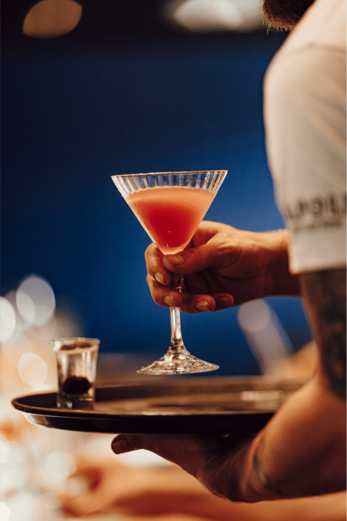 Cocktails porté par un serveur dans un restaurant italien à Toulouse