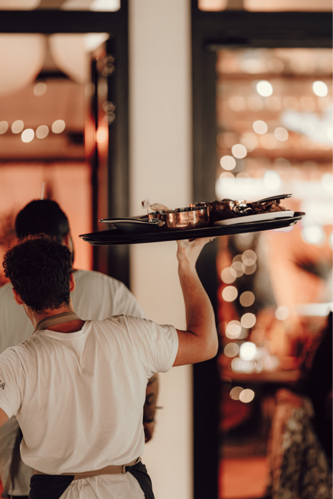 Serveur dans le restaurant italien Amafolia à Balma