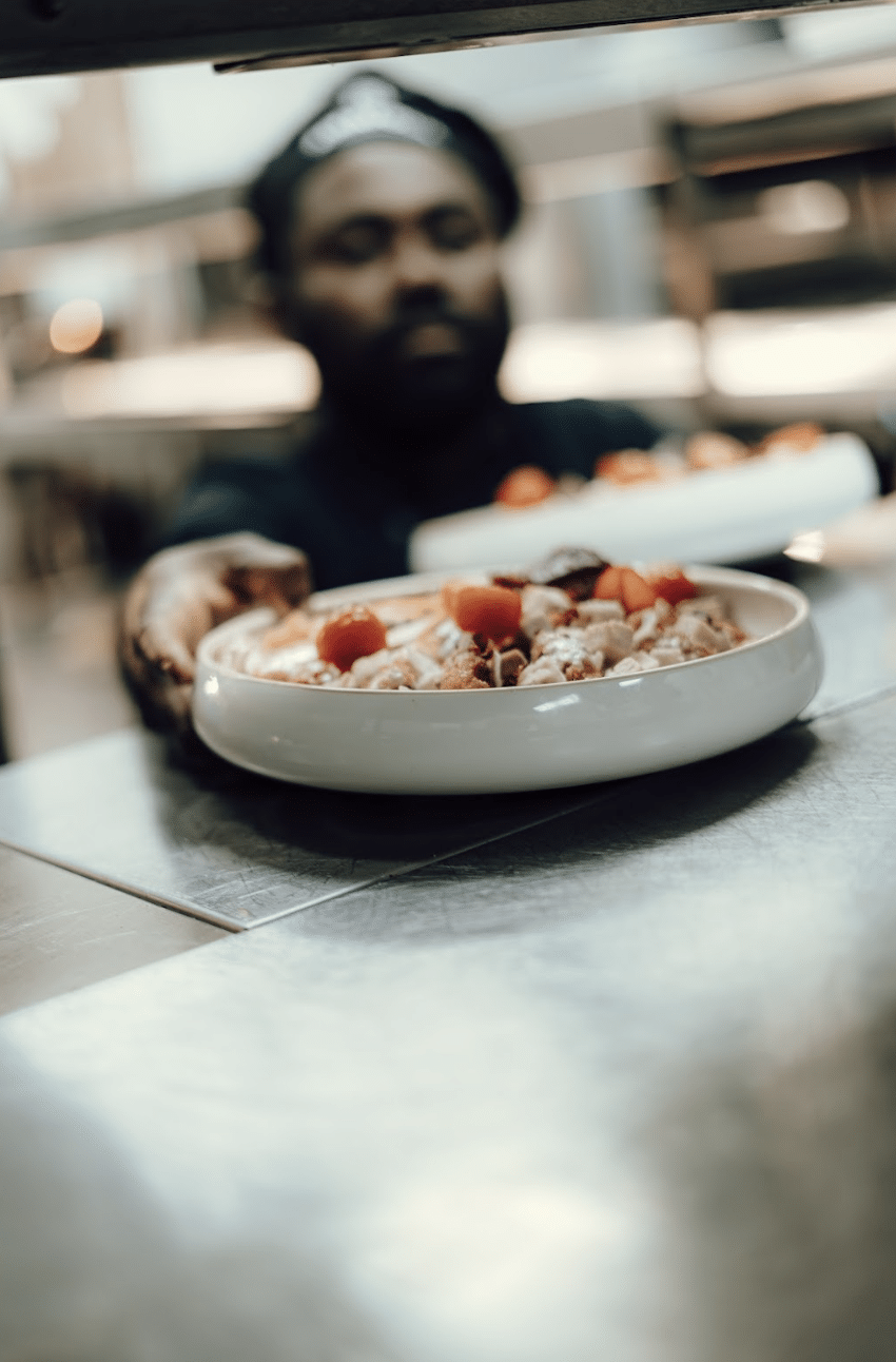 La salade César est un classique indémodable que l’on retrouve dans de nombreux restaurants à travers le monde. Mais peu de personnes connaissent réellement son histoire et sa recette authentique. Revenons aux origines de ce plat iconique et découvrons comment le préparer comme il l'était à l’origine.