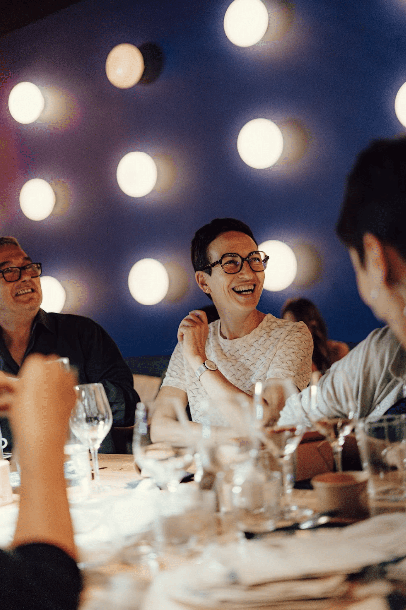 Célébrer la Fête des Mères au restaurant est une idée parfaite pour lui faire plaisir tout en partageant un bon moment en famille. Alors, n’attendez plus et réservez une belle table pour l’occasion !