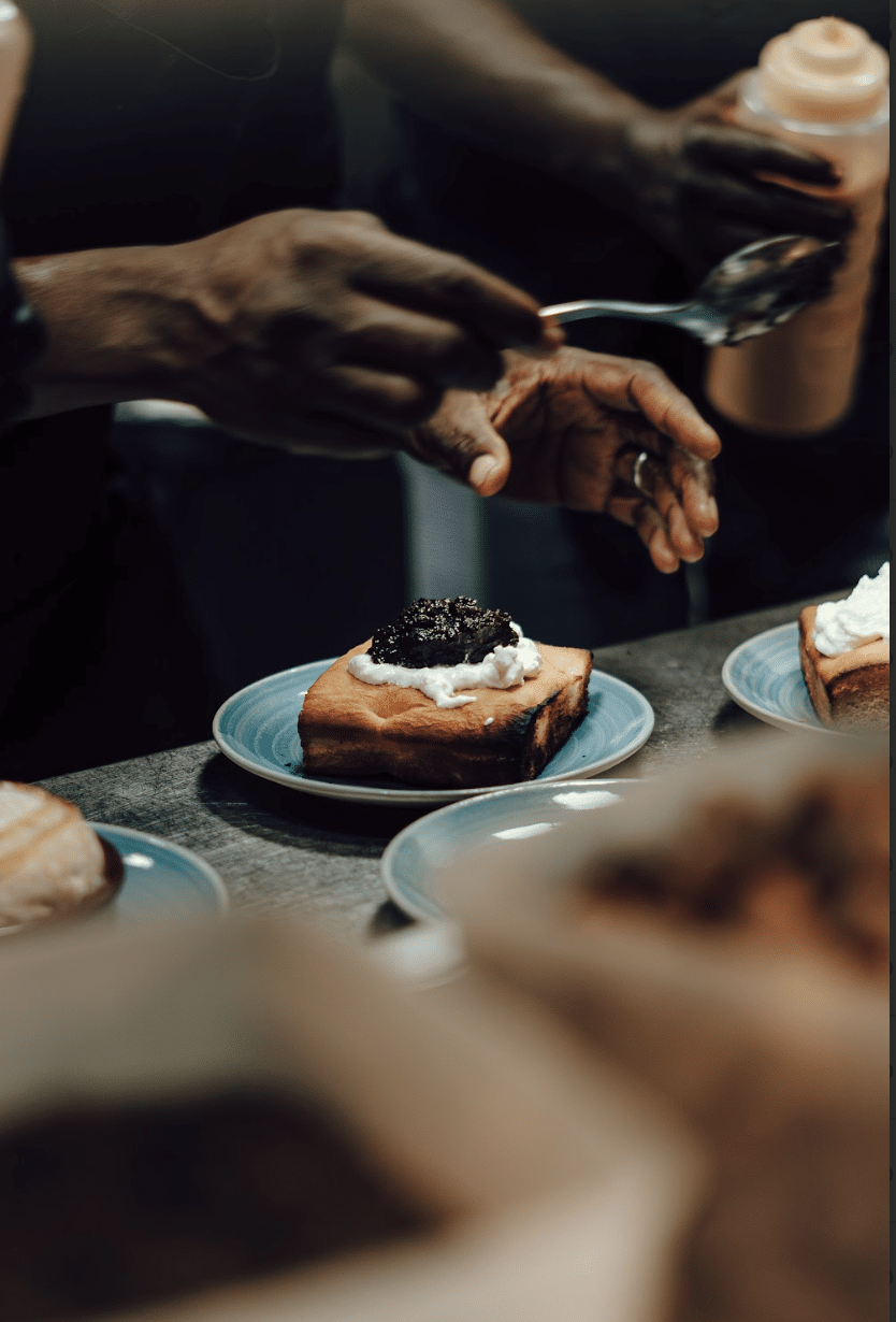 Les antipasti sont l’essence même du repas italien. Ils permettent d’éveiller les papilles, de commencer un repas dans une ambiance conviviale et de célébrer les saveurs locales. Que ce soit dans un restaurant ou à la maison, n’hésitez pas à inclure ces petites bouchées dans vos repas pour partager un moment authentique et délicieux.