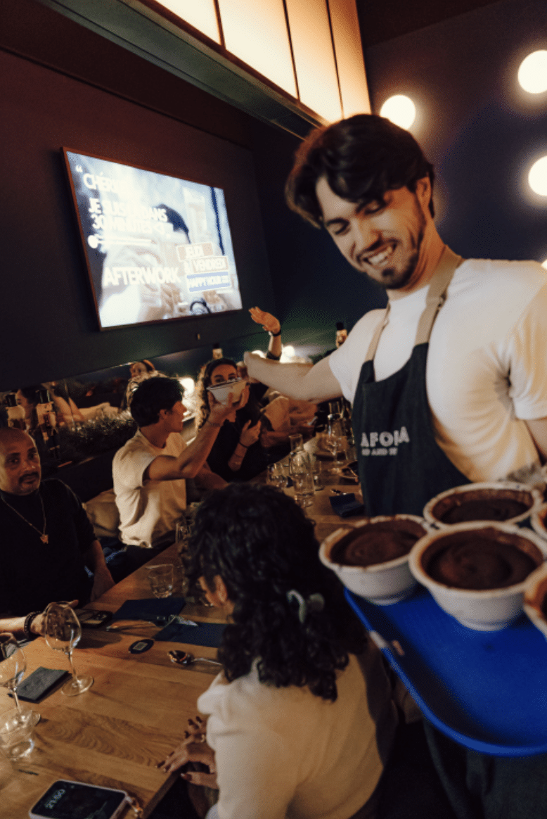 Ainsi, les desserts italiens vont bien au-delà des simples douceurs sucrées. Ils incarnent la culture et les traditions de l’Italie. Le tiramisu, la panna cotta, le cannoli, le gelato et les biscotti sont des incontournables que tout amateur de cuisine se doit de goûter. Chaque dessert raconte une histoire, et chaque bouchée vous rapproche de la dolce vita. Ces desserts italiens sont à savourer sans modération, pour une expérience gustative inoubliable.